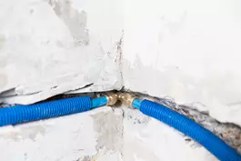 "התקנת נקודת מים יכולה להתבצע באופן סמוי, בתוך הקיר או הרצפה, או באופן גלוי"